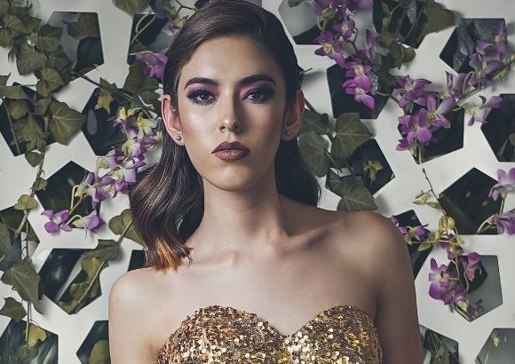 ¡Luce un look de ojos humados para brillar en las fiestas navideñas!