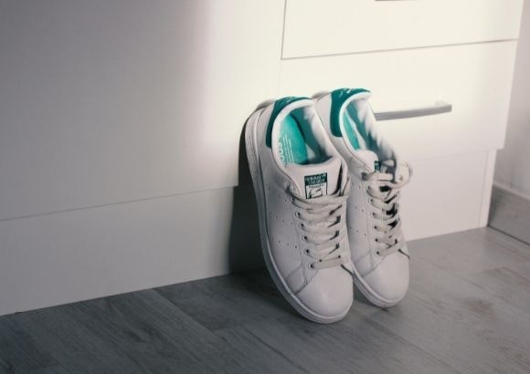 traje y zapatillas
