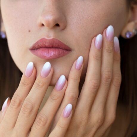 ¡Es un hecho! Las uñas micro french son la tendencia puntera